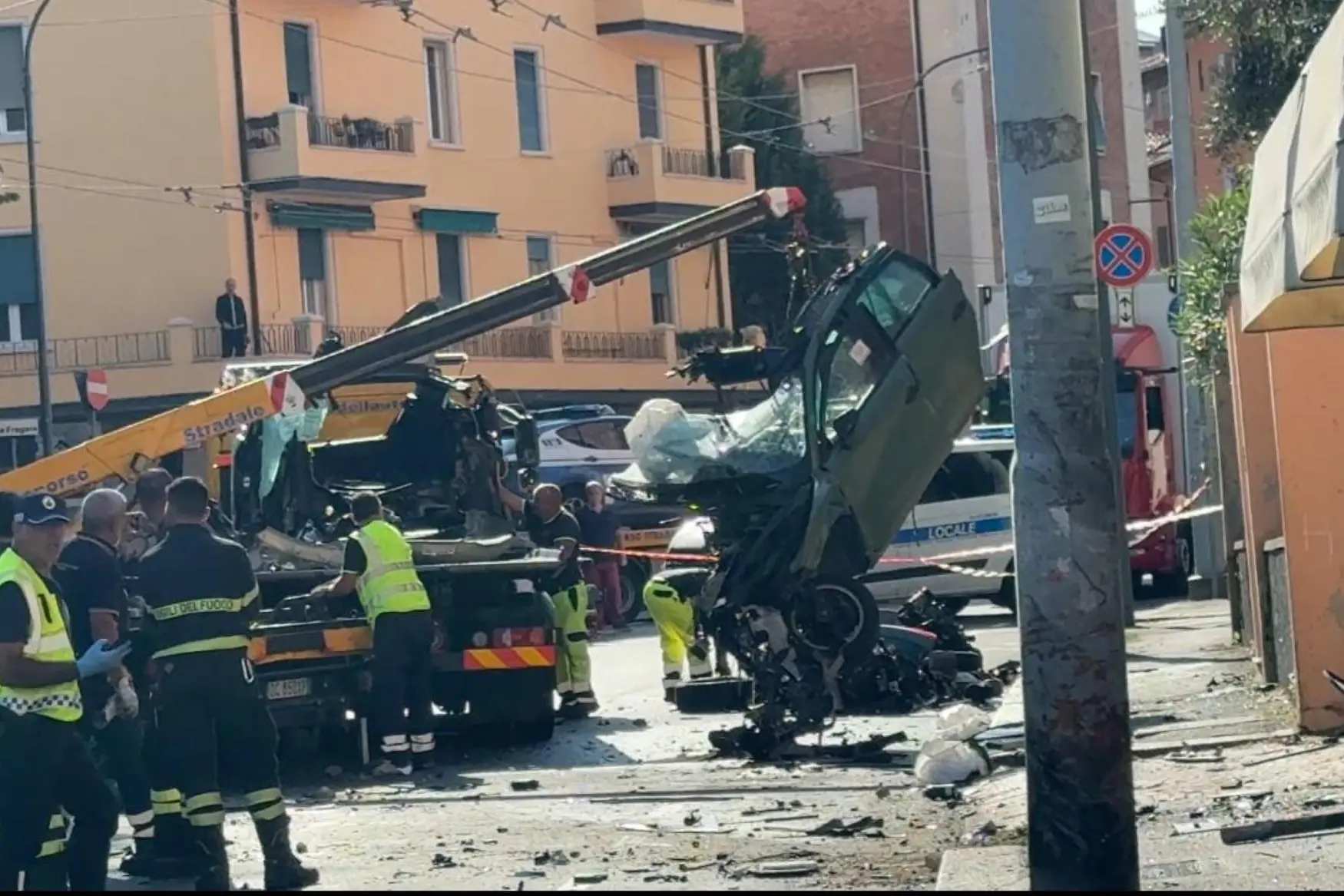 La rimozione della carcassa dell'auto dopo lo schianto (Ansa)