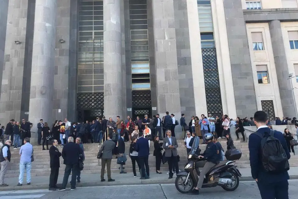 L'attesa davanti al palazzo di giustizia (Foto L'Unione Sarda)