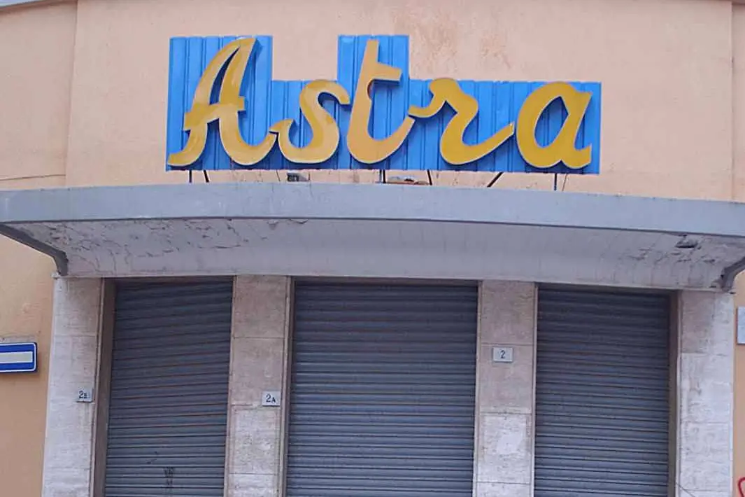 L'ex cinema teatro Astra abbandonato (Foto Satta)