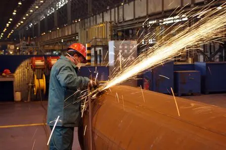 Un operaio nello stabilimento Ilva di Taranto in una foto d'archivio (Ansa)