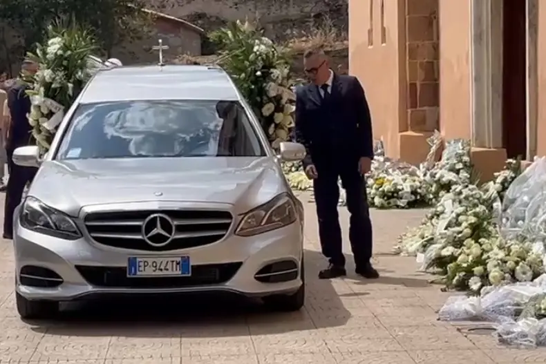 Nurri, la comunità silenziosa abbraccia la famiglia del piccolo Lorenzo