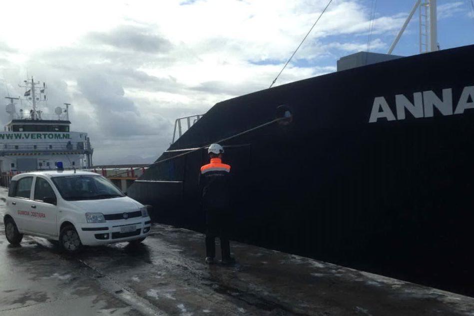 Oristano, fermata una nave olandese: &quot;Mancano i requisiti minimi di sicurezza&quot;