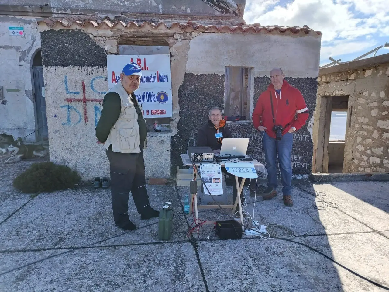 I radioamatori al semaforo di Capo Figari (foto concessa)