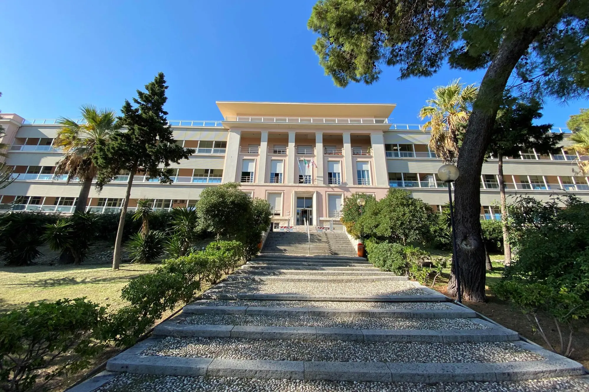 L'ingresso dell'ospedale Binaghi (foto Solinas)