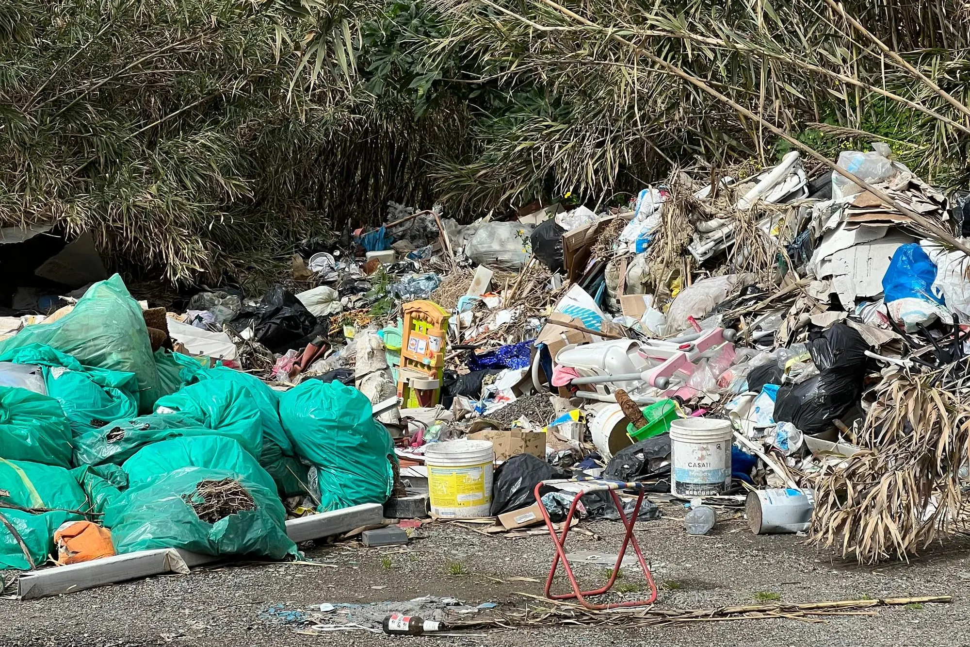 Cumuli di rifiuti in via dell'Agricoltura (foto Alessandra Ragas)