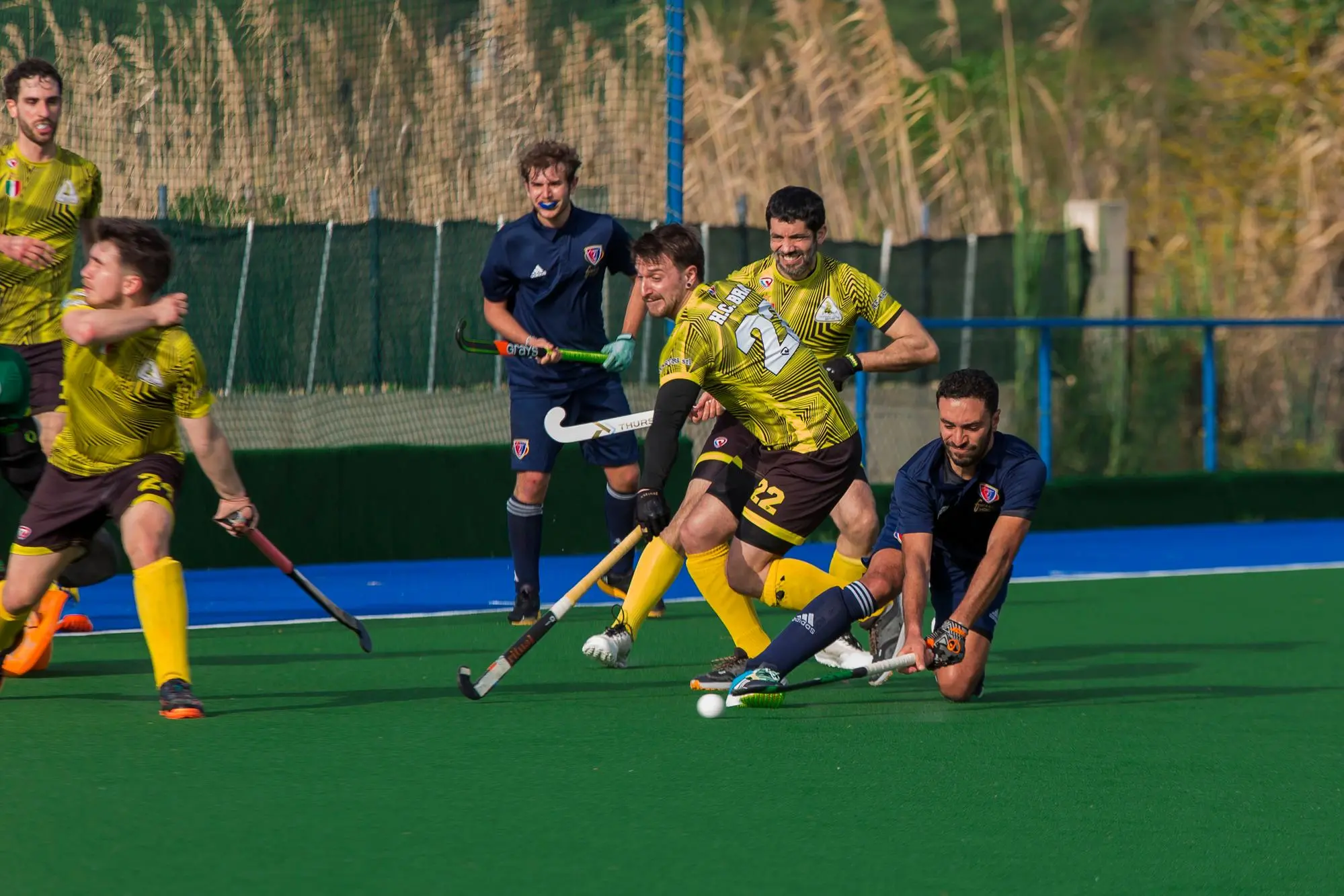 Un'attacco della Ferrini (in maglia blu) nel match di sabato scorso con il Brà. In primo piano Gamal e Palmas (Foto Carla D'Alberto)