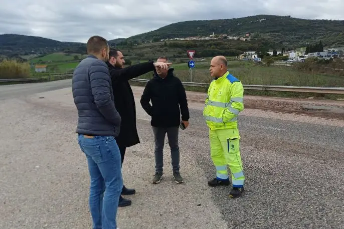 Il sopralluogo sul cavalcavia di Muros (foto concessa)