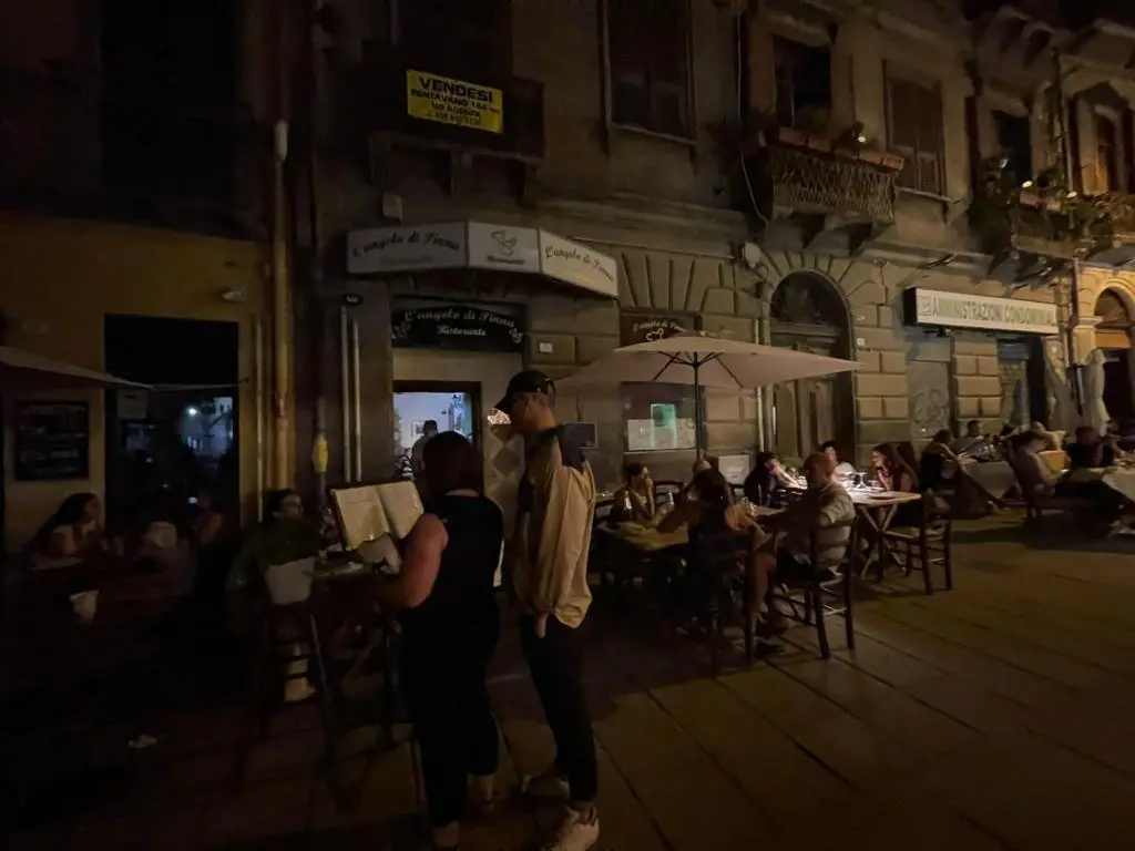 A blackout shuts down the nightlife in Cagliari, with the Corso left without electricity for four hours, causing customers to flee bars and restaurants. blackout Corso