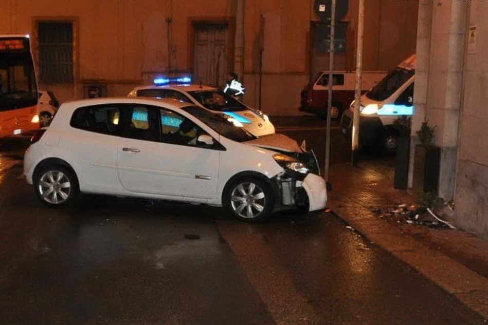 Il veicolo coinvolto nell'incidente (foto polizia municipale di Cagliari)