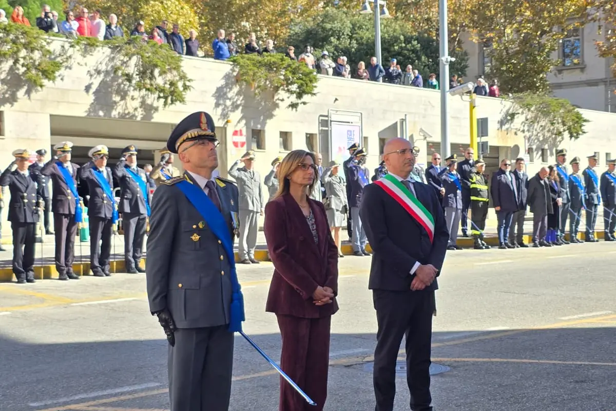 Il comandante provinciale delle Fiamme gialle, colonnello Giancarlo Sulsenti, la prefetta di Nuoro Alessandra Nigro e il sindaco Emiliano Fenu