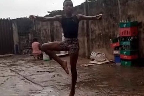 Il bimbo nigeriano danza scalzo sotto la pioggia. E conquista tutti