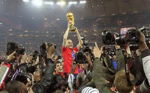 Nel 2010 primo titolo spagnolo, Iniesta alza la Coppa