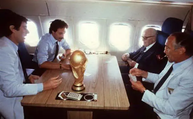 Zoff, Causio, Pertini e Bearzot con la Coppa sull'aereo che li riporta in Italia: una foto storica
