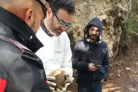Il necroscopo della Assl analizza il teschio e le ossa rinvenute in un sito impervio dietro la grotta di san Giovanni.
