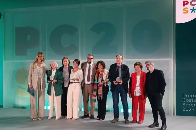 I vincitori del Premio Costa Smeralda 2024 con Roberta Floris e la giuria (foto Ilenia Giagnoni)
