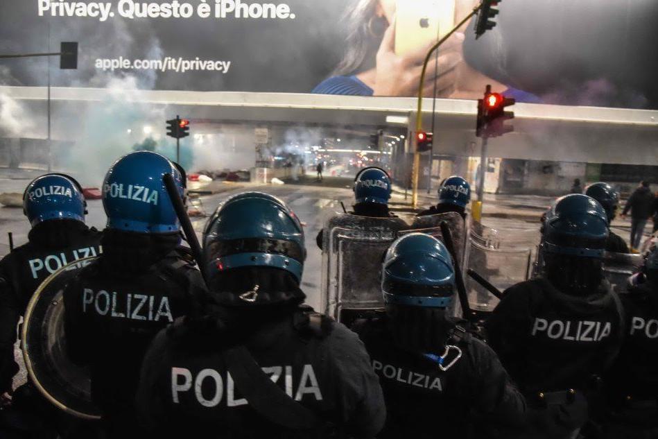 Nuovi cortei e scontri per le misure anti Covid: a Milano 28 persone in questura