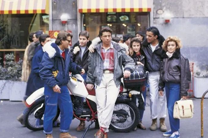 Immagine simbolo di una comitiva di giovani negli anni Ottanta (foto Ansa)