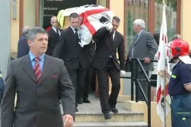 La bara con il corpo di Sandro Usai esce dalla camera ardente