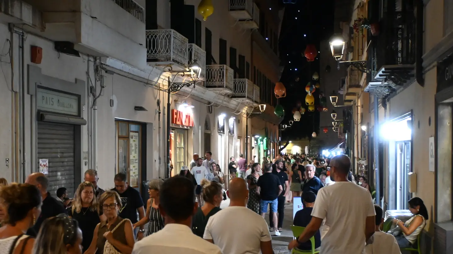 Turisti in piazza, negozi poco affollati, manifestazione a Oristano