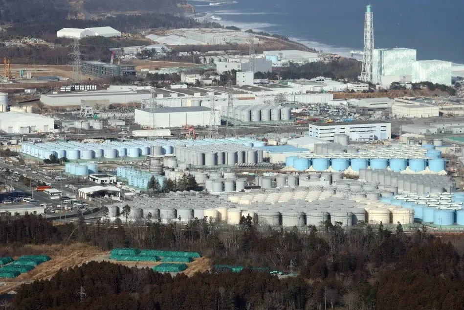 Una veduta aerea di Fukushima con le gigantesche taniche contenenti acqua contaminata (foto Ansa/Epa)
