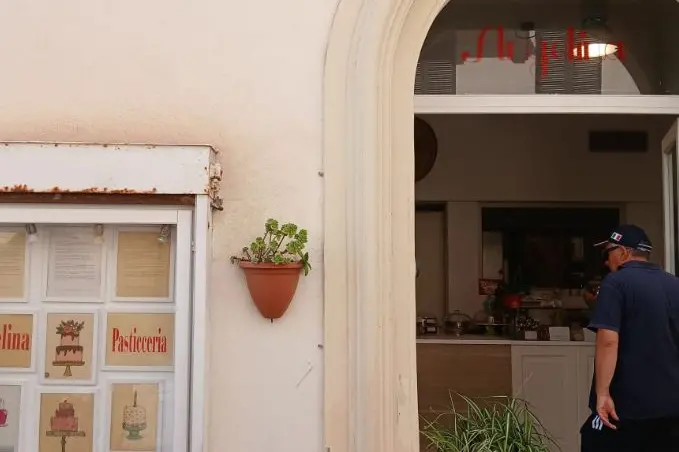 La bottega di Alghero che descrive i dolci titpici in catalano (foto concessa)