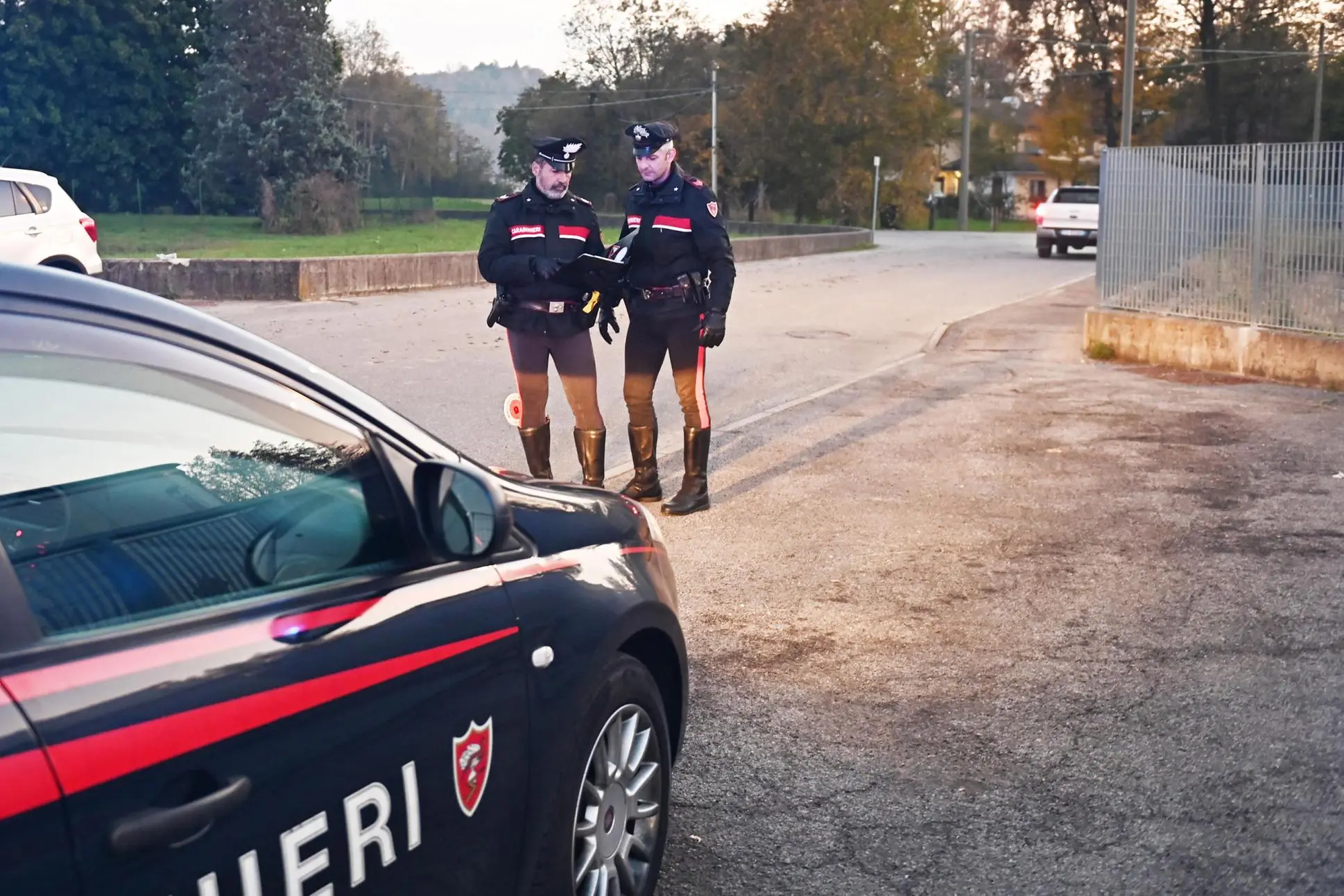 I carabinieri sul luogo dell'aggressione (Ansa)