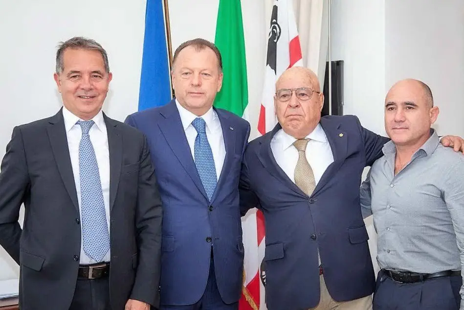 Il sindaco di Olbia Nizzi con i presidenti della Federazione internazionale judo Vizer e della Fijlkam Sardegna Piredda e Mele (L'Unione Sarda - foto Giagnoni)