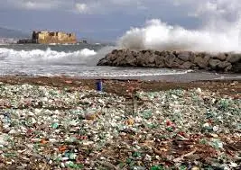 Spiagge invase dalla plastica (Ansa)