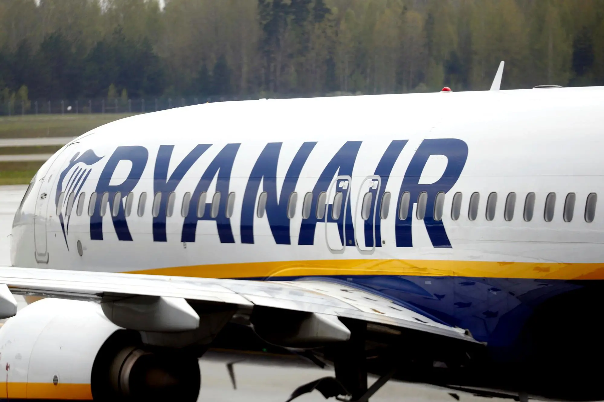 Due voli Ryanair sono stati dirottati ad Olbia (foto Ansa/Epa)