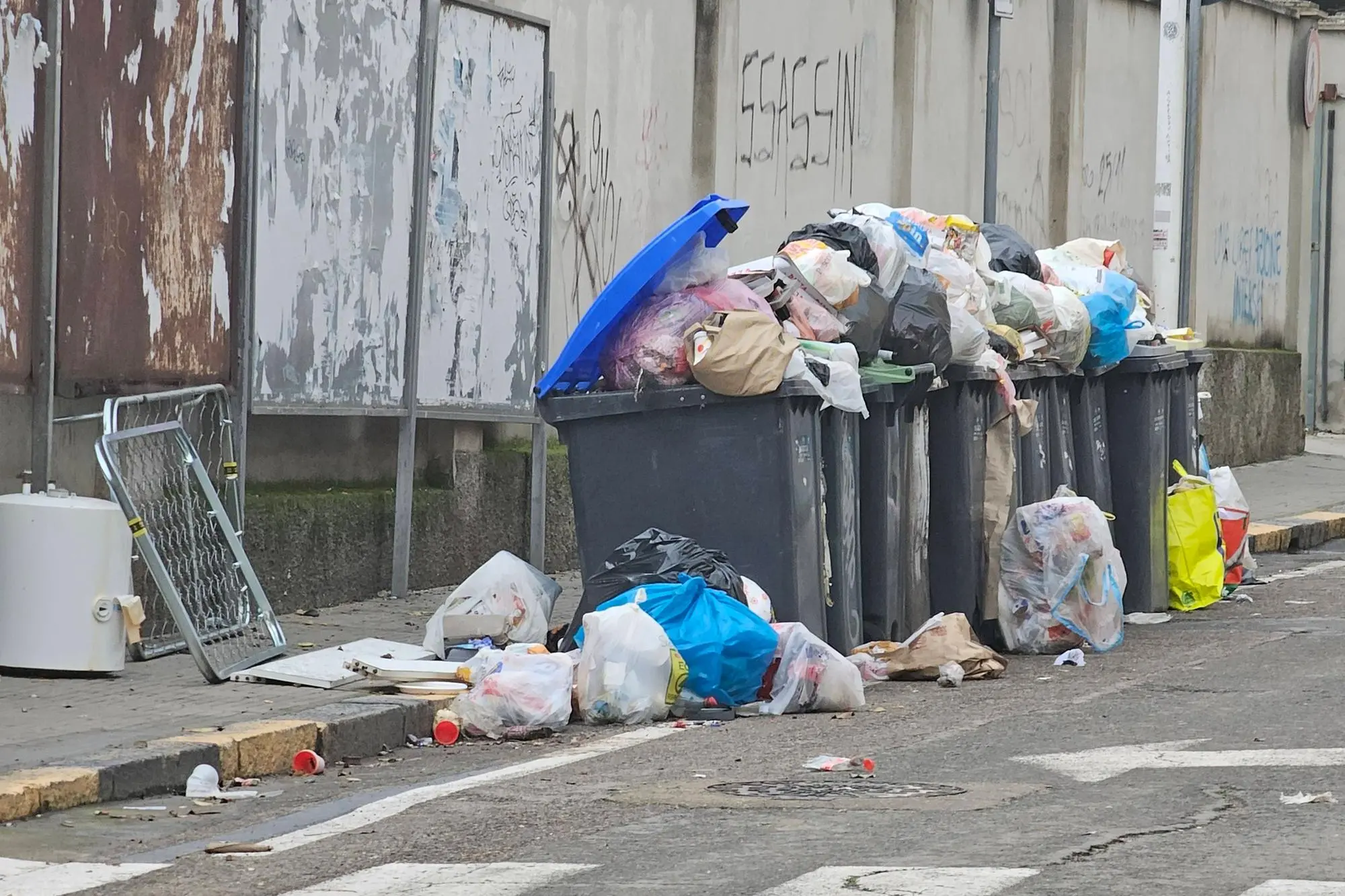 Rifiuti abbandonati a Cagliari