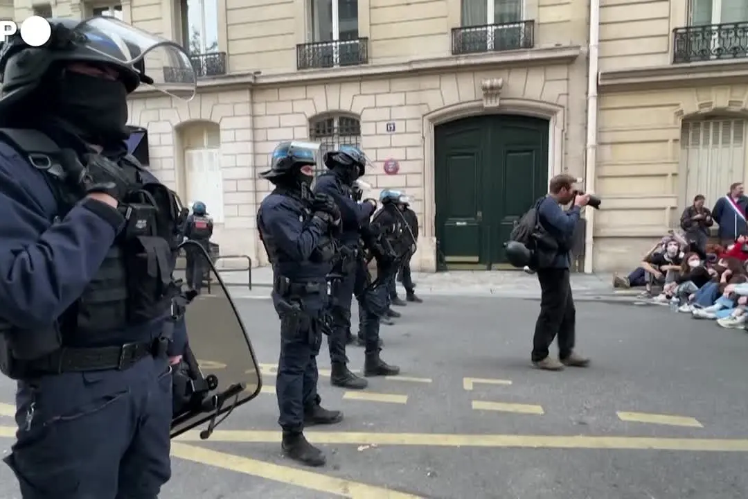 Continua la mobilitazione studentesca in Francia: protesta al Sciences Po Parigi