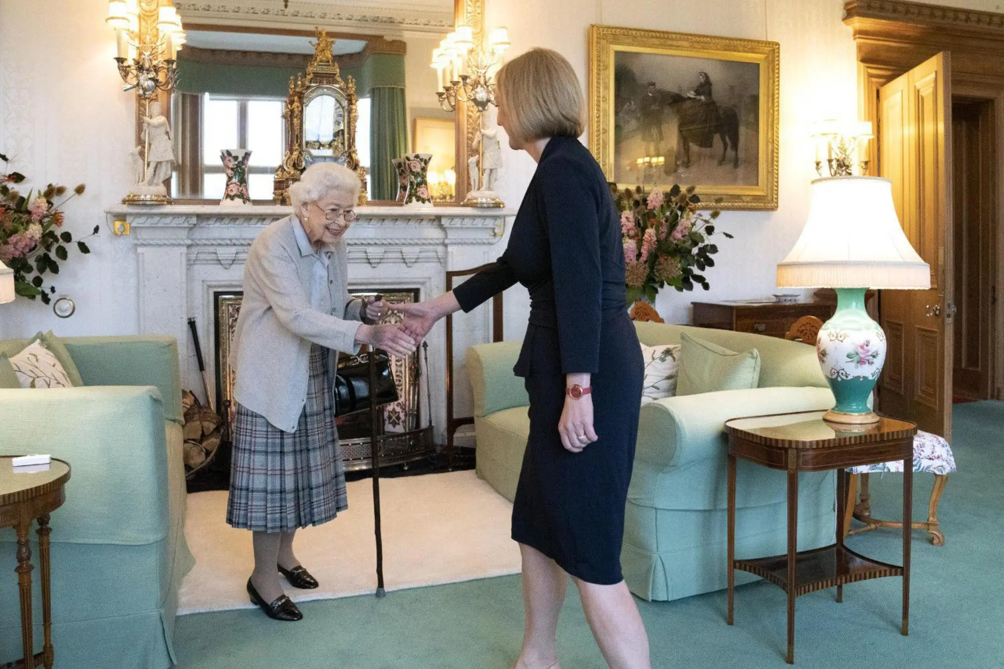 L'incontro a Balmoral tra Liz Truss ed Elisabetta II (dal profilo ufficiale della Casa Reale)