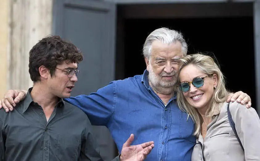 Con Riccardo Scamarcio e Sharon Stone sul set del film \"Un ragazzo d'oro\". (Foto Ansa)