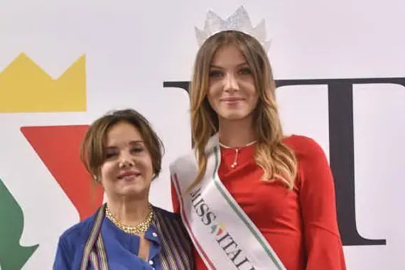 Patrizia Mirigliani con la Miss Italia in carica Alice Rachele Arlanch