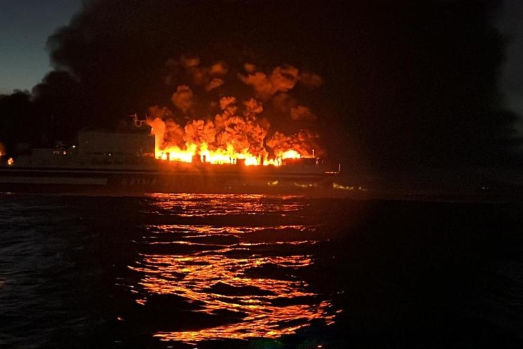 Incendio sul traghetto Grimaldi, trovato vivo uno dei dispersi