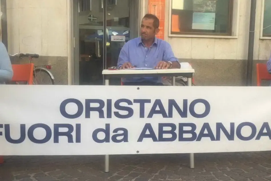 Un banchetto per la raccolta di firme