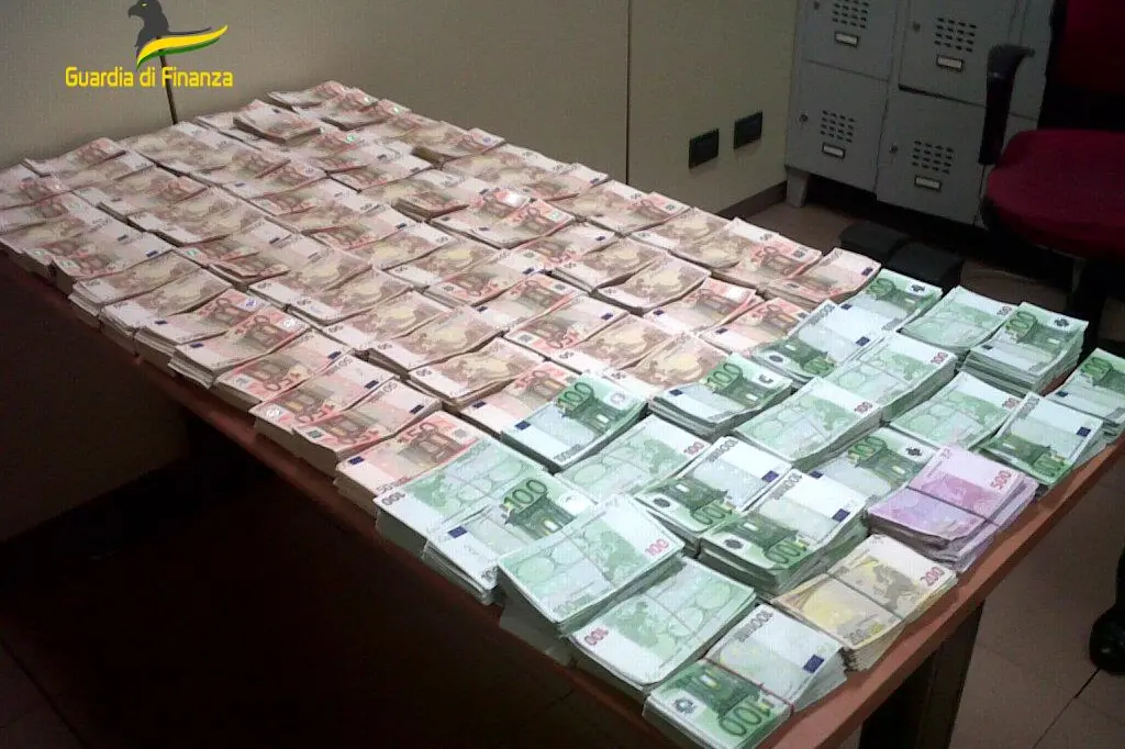 Parte del denaro sequestrato (foto Guardia di finanza)