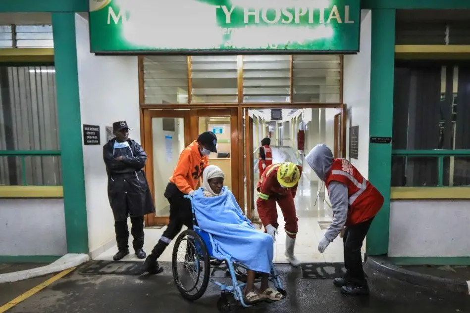 Davanti a un ospedale di Nairobi (Ansa)