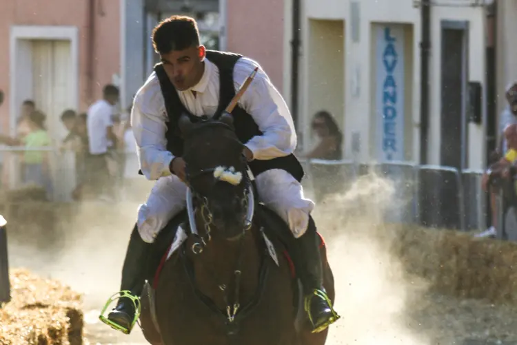 Un cavaliere nella corsa all'anello a Osilo