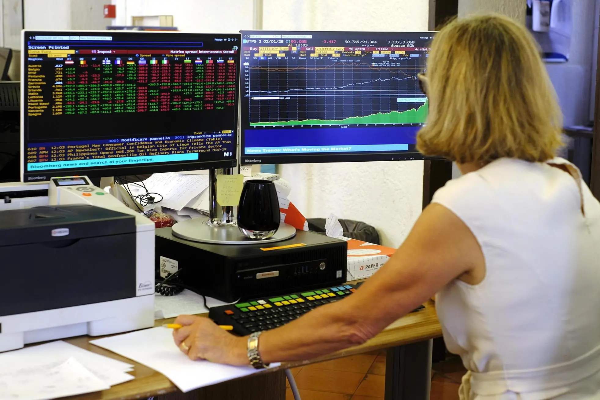 A financial journalist checks the course of the "spread" caused by the nervousness of the markets due to political uncertainty in Rome, Italy, 29 May 2018. The spread between Italy's 10-year BTP bond and the German Bund dropped back to 282 basis points on Tuesday with a yield of 3.1%. The spread had reached 320 points with a yield of 3.4% at one stage earlier on Tuesday. ANSA/LUCIANO DEL CASTILLO