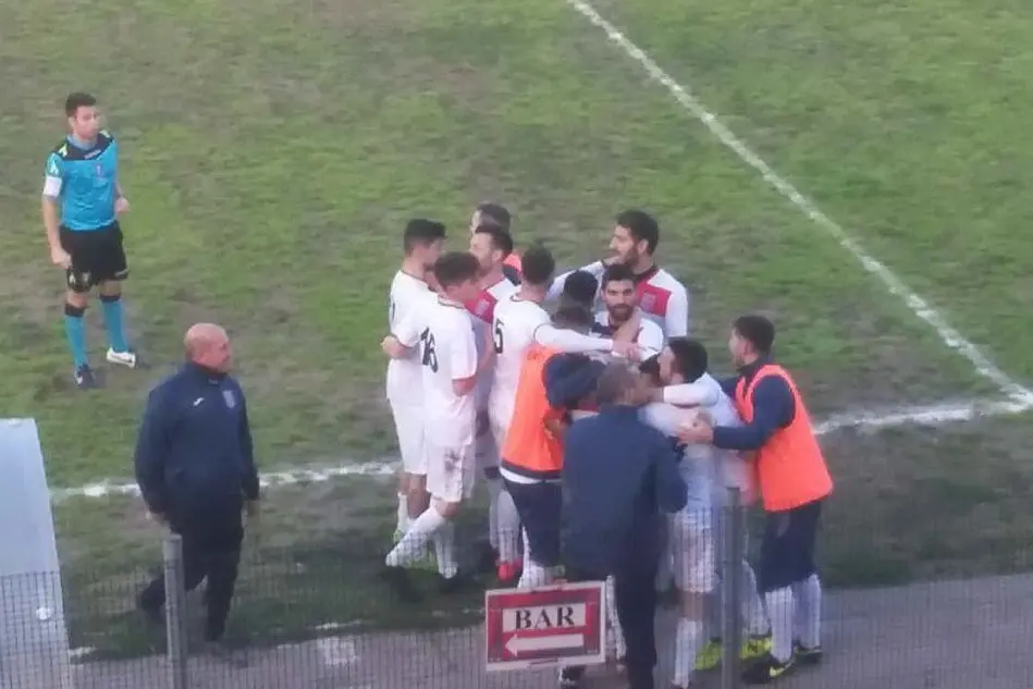 I calciatori del Monteponi Iglesias esultano dopo un gol