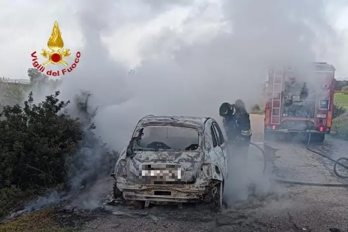 L'auto distrutta dalle fiamme (foto vigili del fuoco)