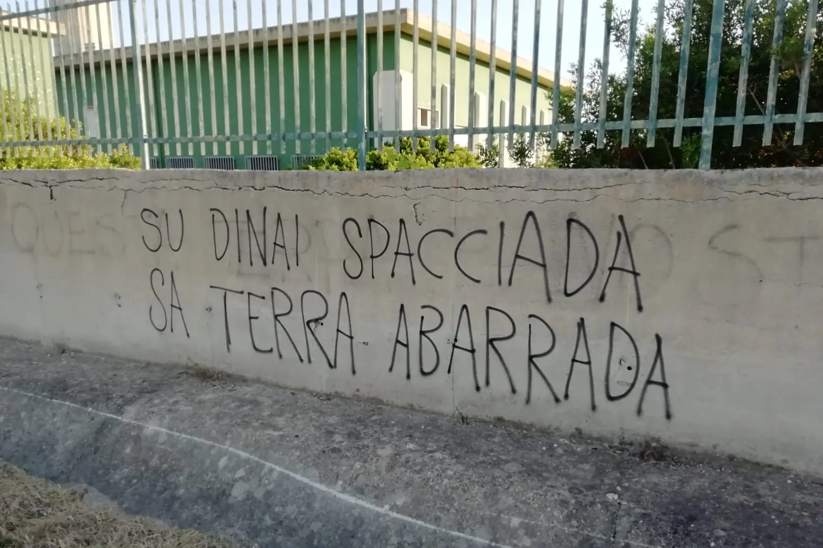 Una scritta contro la speculazione energetica in Sardegna