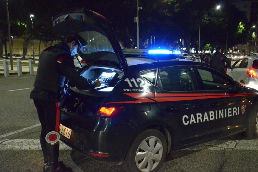Fa razzia di bottiglie di vodka e vini pregiati in un locale di Cagliari: 32enne identificato