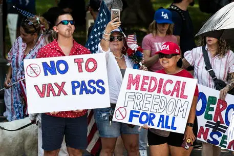 Manifestazione &quot;no vax&quot; negli Stati Uniti (foto Ansa/Epa)