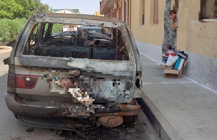 Auto bruciata e mai rimossa «Intervenite»