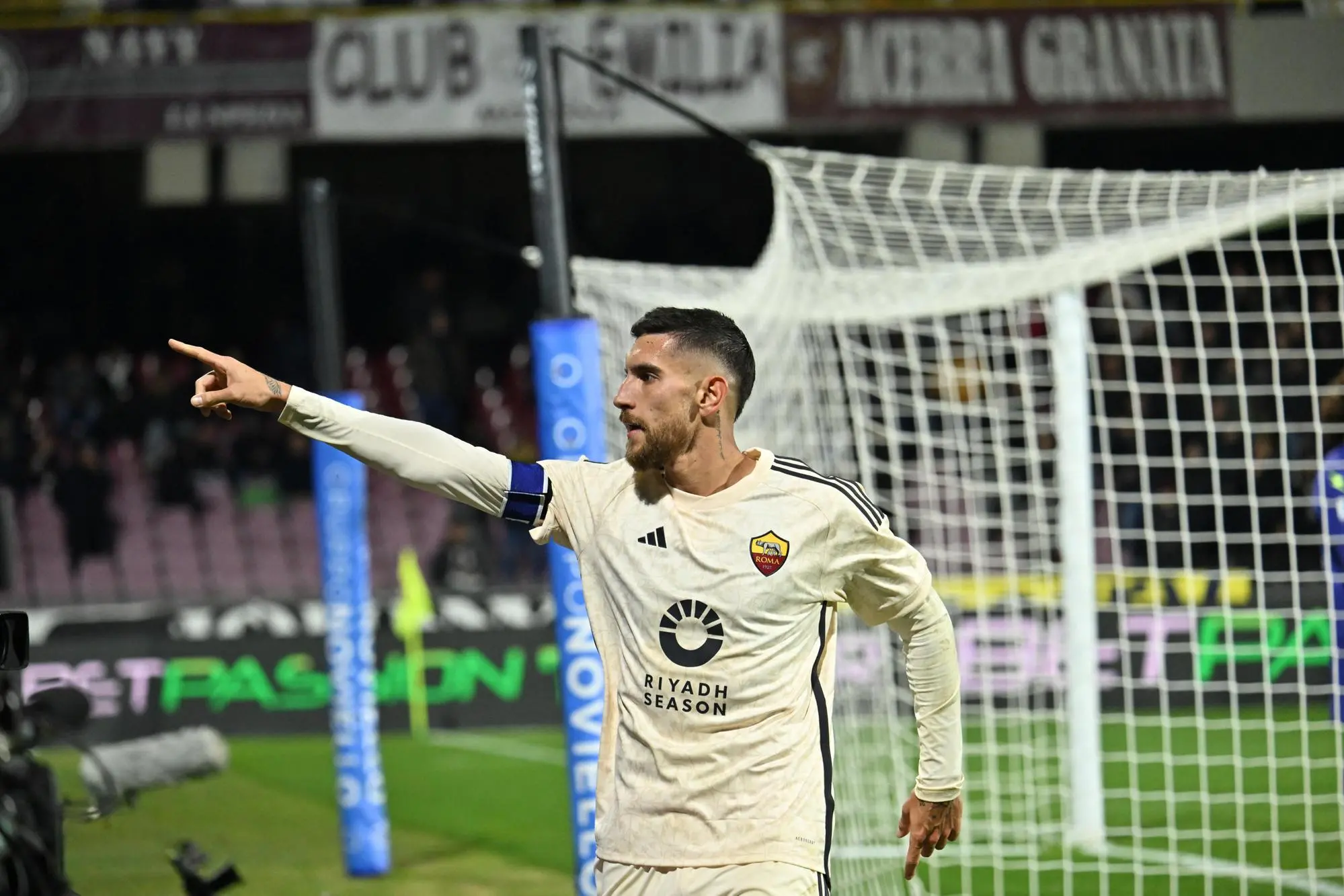 Roma's Lorenzo Pellegrini jubilates after scoring the goal during the Italian Serie A soccer match US Salernitana vs AS Roma at the Arechi stadium in Salerno, Italy, 29 January 2024. ANSA/MASSIMO PICA