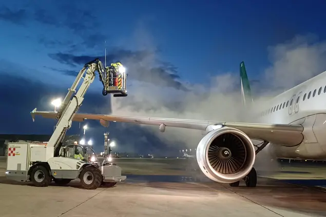 Il trattamento di &quot;sghiacciamento&quot; sulle ali di un aereo (Foto: Sogaer)