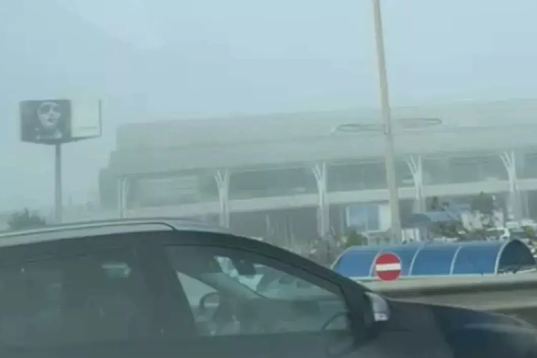 L'aeroporto di Cagliari avvolto dalla nebbia