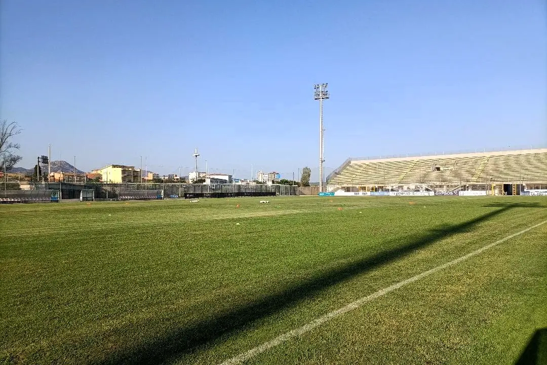 Lo stadio "Bruno Nespoli" di Olbia avvolto dal silenzio (foto Ilenia Giagnoni)